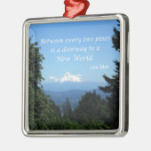 John Muir:「松と松の間に入り口がある」 メタルオーナメント (左)