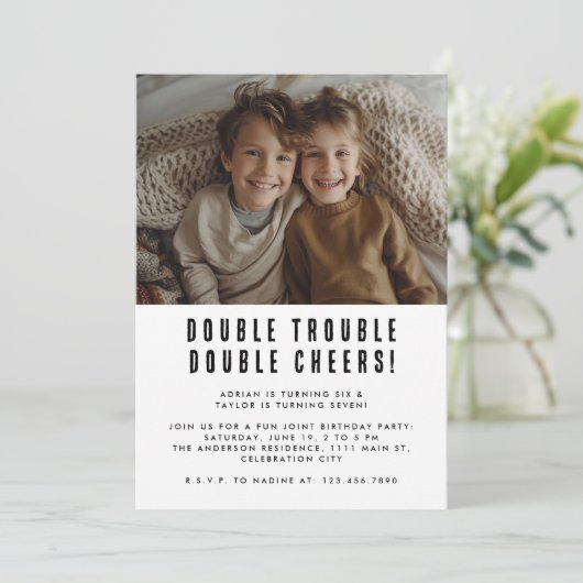 Joint Kids兄弟姉妹誕生日パーティーモダン写真 招待状 (スタンド正面)