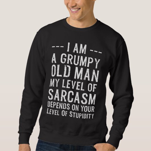 Joke Quote I Am A Grumpy Old Man My Level Of Sarca スウェットシャツ (正面)