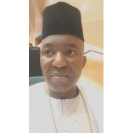 Joseph Chikelue Obi博士：Joseph Obi博士： フラスク