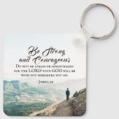 Joshua 1:9強く勇敢な聖書の聖句を行う キーホルダー (裏面)