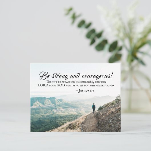Joshua 1:9強く勇敢な聖書の聖句を行う ポストカード (スタンド正面)