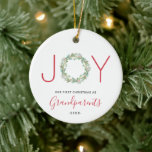 Joyリース私たちの初めてのクリスマスは祖父母 セラミックオーナメント<br><div class="desc">赤いエレガントサンセリフのフォントに「J」と「Y」の文字が入った「JOY」と、文字「O」の文字に水色の緑のリースが入ったホリ絵を描ー・オーナメントを特徴とする。以下は年とともに「祖父母としての初めてのクリスマス」である。この可愛いオーナメントは新しい祖父母にとって完璧な贈り物だ。完全なコレクションで利用可能なアイテムの調整。コレクションもしの検索に関する助けが必要で感じす。メッセージを無料で送信する。</div>