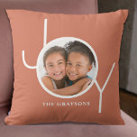 Joy写真 クッション<br><div class="desc">このスタイリッシュクリスマスの休日の写真の枕飾は、テラコッタの背景に白いタイポグラフィでモダンJOYという言葉と一緒に素晴らしいる。写真と名前で簡単にカスタマイズ。</div>