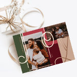 Joy Overlay はっきりした Color Blocksファモダンミリ写真 箔シーズンカード<br><div class="desc">私たちの喜びのバラ金ゴールドフォイルモダンフォトホリデーはっきりしたカードで今年のホリデーシーズンの喜びを広げる。デザインは大きなはっきりしたバラ金ゴールドホイルエレガントレターで「喜び」を特徴とする。2つのフォトプレースホルダと金ゴールドフォイル文字オーバーレイ。緑はっきりした、赤、ブルゴーニュ、ベージュの色ブロック。家族の署名と年でパーソナライズ。デザイン:Moodthogy Papery</div>