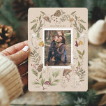 Joy Peace Love Water Color Woodsyキノコ写真 シーズンカード<br><div class="desc">我々の魅惑的な水の色のウッドランドの木の葉のキノコ写真のホリデーカードで季節のウィムジーを受け入れる！今年のホリデーシーズンは愛する人に芸術的魔法を送るのに最適な方法だ。私たちお洒落と魅力的デザインは手の水の色のキノコ、冬の緑、そして果実であふれている。喜びを広げ、自然の美しいを受け入れる私たちの1つの種類の水の色のホリデーカード。オリジナルのアートワークとデザインMoodostology Papery著。</div>