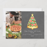 Joy Pizza Love Christmas イタリアン Chalkboard写真 シーズンカード<br><div class="desc">イラストレーションのクリスマスツリーの形のピザのスライスの上に星。背景は黒板インスパイア。名前、年、写真をカスタマイズする。</div>