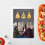 Joy Pizza Love Christmas Chalkboard写真 シーズンカード<br><div class="desc">イラストレーションツリーのクリスマスツリーの形のピザのスライスの上に星。背景は黒板インスパイア。名前、年、写真をカスタマイズする。</div>