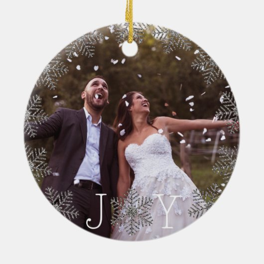 Joy Snowflake私たちの初めてのクリスマスはMr & Mrs. セラミックオーナメント (裏面)