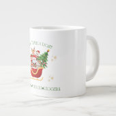 Joy Travels Light – Bilingual Holiday Sleigh ジャンボコーヒーマグカップ (正面右)