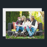 Joyeux Noël Cartes de Vœux Photo Police de Script シーズンカード<br><div class="desc">Simplement élégant photo cartes de Noël présente "Joyeux Noël" dans un moderne belle script avec défilement détails blanc. Vert bandes diagonales ajouter de l'intérêt à l'arrière de la carte.</div>