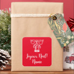 Joyeux Noel Merry Christmas フランスの gift stickers スクエアシール<br><div class="desc">Joyeux Noelメリーフランスのクリスマスのギフトシール。飾パーソナライズされたりベル、名前をカスタムすると休日のメッセーフランスのジ付きステッカー。カスタマイズ可能な赤い背景色と挨拶。</div>