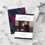 Joyful エレガント Navy Red GreenタータンチェックPlaid写真 シーズンカード<br><div class="desc">"Joyful スタイリッシュ Holiday"クラシックネイビー、ハンターグリーン、レッドスコットランドのタータンチェックのプレイドを備えたクリスマスの写真カー縁どドは、あなたの休日の写真を強調するためにミニマルは、鮮明な白い背景をお気に入りの持つ。木炭モダン灰色の文字は完全にパーソナライズされたあなたの家族の名前、家族の名前と年。斜めのタータンチェックプレイドパターンは、カードの背面でより大きく繰り返される。写真提供：リヴィア・プラスキー写真@liviaplaskeyphotography</div>