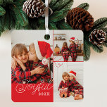 Joyful ミニマル Photo Collage Present Ribbon Red メタルオーナメント<br><div class="desc">美しい写真ミニマルコラージュのクリスマス装飾。カスタマイズ家族の写真をお気に入りの3枚。喜び書は年と名モダン前とともにスクリプトフォントで行われる。今年の休暇の与え間に、あなたの家族に完璧な贈り物。Moodostology paperyによって設計された</div>