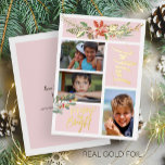 Joyful メリー and Bright Christmasフォト赤面金ゴールド 箔シーズンカード<br><div class="desc">トレンディー赤面ピンクモダン3 photo collage豪華な金ゴールドフォイルのホリデーカードは、クリスマスの季節の水色の花の花花花束と赤レンガのテラコッタポインセチアの花、羽毛、セージ狩猟の緑のモミの花束、赤い果実と葉と"Joyful" "と明るい"トレンディーの書道の手書文字。         前面の3枚の写真と裏面の署名でパーソナライズ！         箔の色は、金ゴールド、シルバー、バラ金ゴールドを選択できます。</div>