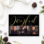 Joyful モダン Blackと金ゴールドのScript Photo Collage 箔シーズンカード<br><div class="desc">このシックカスタムなデザイン「Joyful」クリスマスのホリデーカードはレイアウトとレイアウトを備えユニーク、フロントに3枚のフォト宇宙と黒い背景の色と金ゴールドホイルのスクリプエレガントトタイポグラフィを備えミニマルたモダン。の姓シンプル名または家族の署名と年をカスタマイズし、カードの背面に追加メッセージを追加する。背面には追加のフォト宇宙も含まれている。写真提供：リヴィア・プラスキー写真@liviaplaskeyphotography</div>