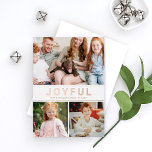 Joyful モダン Family Photo Collageバラ金ゴールド 箔シーズンカード<br><div class="desc">このモダンミニマルなスタイルのクリスマスフォトコラージュカードデザインは、バラ金ゴールド箔で印刷されたシンプルとサンはっきりしたセリフレタリングの「JOYFUL」の文言を特徴とす実在。3枚の写真お気に入りの（背面にボーナスフォトを追加）、家族の名前、年でパーソナライズ。背面に追加のボーナスワードが含まれる。休日の願い、家族の名前、新しい子犬の発表、または他のニュースを含むに最適！</div>