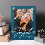 Joyful モダン Script Blue Winter Snowflakes写真 シーズンカード<br><div class="desc">この「Joyful Script Blue Winter Snowflakes Photo Holiday Card」でシーズンモダンの挨拶を送る。さらにカスタマイズを行うクリックには、「さらにカスタマイズ」リンクをクリックし、デザインツールを使用してこのテンプレートを修正する。</div>