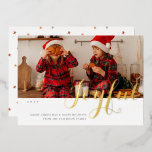 Joyful Christmas Familyフォトスクリプモダント 箔シーズンカード<br><div class="desc">Joyful Christmas家族の写真モダンスクリプトのホイルのスタンプされたクリスマスカードは、あなたの写真とホイル文字のオーバレイシンプルド"Joyful"と書のスクリプトのタイポグラフィで写真とモダンのデザインを備えている。以下パーソナライズされたにシンプルメッセージクリスマスと休日に家族や祝友達に最適。©2023 Evco Studioによる設計： www.zazzle.com/store/evcostudio</div>