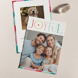 JOYFUL FAMILY PHOTO モダン SERIFタイポグラフィ色 シーズンカード<br><div class="desc">kat massaard >> WWW.SIMPLYSWEETPAPERIE.COM <<<<引用文エレガント「JOYFUL」とセリフタイポグラフィを組み合わせエレガントて、裏面に無地の色を付けたカードデザイン与えは、個人メッセージを手書きで書く機会がある。トレンディーエッジ正方形の写真を前面に写真を撮お気に入りのる！</div>