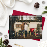 Joyful Twinkle Lights and Stars Gold Foil Photo シーズンカード<br><div class="desc">自家製のエレガントスタイルモダンクリスマスグリーティングカードを取る。フルブリードのフォトカードお気に入りのは光る星と光のアクセントを持つユニークと「喜び」セリフレお洒落ーフのタイポグラフィオーバーレイデザインと写真を備えている。年、好カスタムみの休日の挨拶、家族や名前で文字をカスタマイズする。美しく描かれた手縁どがデザインを形作る。コーディネートのキラキラの星模様がカードの背面に着く。金ゴールドフォイルフェイクとホワイトデザインカラーを含む。カード背面の白い背景は変更できる。</div>