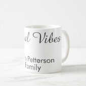 Joyful Vibes red Christmas add family name date  コーヒーマグカップ (正面右)