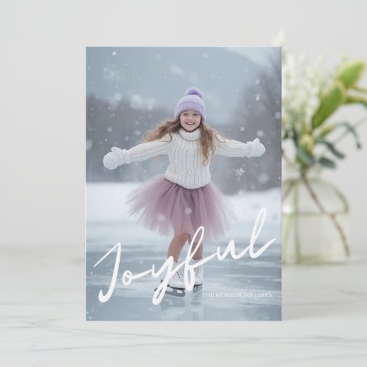 Joyful Winter Modern Script Christmas Photo シーズンカード (スタンド正面)
