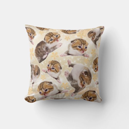 Judgemental Kitten クッション (正面)