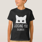 Judging You Silently - Funny Cat  Tシャツ (正面)