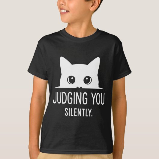 Judging You Silently - Funny Cat Tシャツ (正面)