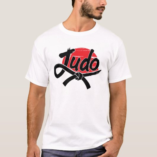 Judo Brush Script and Black Belt – Rising Sun Tシャツ (正面)