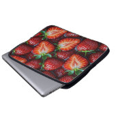 Juicy Fresh Red Strawberries Summer Fruit Pattern ラップトップスリーブ (正面下部)