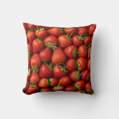 Juicy Red Strawberry Patch クッション (正面)