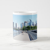 JUMBO MUG - Philaddephiaスカイライン付きボードウォーク ジャンボコーヒーマグカップ (正面)