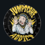 Jumpscare Addict ダーツボード<br><div class="desc">¿Amás las películas de miedo y los sobresaltos que te hacen saltar del sillón? Esta ilustración estilo cómic vintage captura ese momento exacto de susto total. Con colores vibrantes, tipografía explosiva y una estética de los años 50, este diseño es perfecto para fans del horror clásico, los thrillers, y la...</div>
