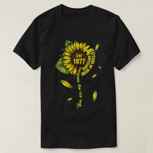 June Girls 1977 44th Sunflower Birthday Made in 19 Tシャツ (デザイン正面)
