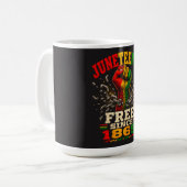 Juneteenth Free Since 1865 拳を上げる コーヒーマグカップ (正面左)