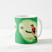 Junge Fußballspieler mit Ball コーヒーマグカップ (正面右)