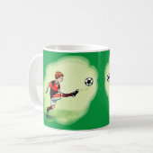 Junge Fußballspieler mit Ball コーヒーマグカップ (正面左)