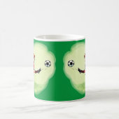 Junge Fußballspieler mit Ball コーヒーマグカップ (中央)