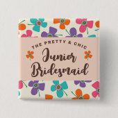 JUNIOR BRIDESMAIDおもしろいポップ・アートのデイジー結婚の名前タグ 缶バッジ (正面)