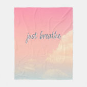 JUST呼吸ライフ引用文ピンクスカイ雲モダン フリースブランケット (正面)