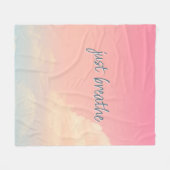 JUST呼吸ライフ引用文ピンクスカイ雲モダン フリースブランケット (正面(横))