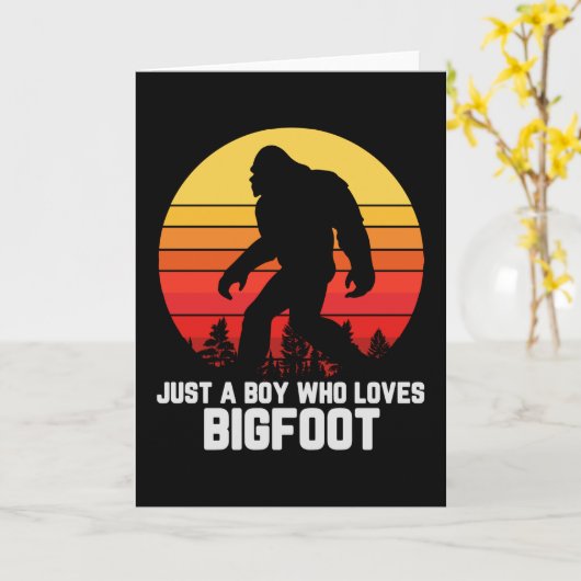 Just A Boy Who Loves BIGFOOT | Bigfoot Retro カード (黄色い花)