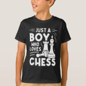Just a Boy who Loves Cjees – Kids Chess Lover Tシャツ (正面)