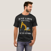 Just A Boy Who Loves Excavators Construction Vehic Tシャツ (正面フル)