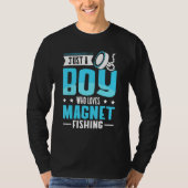 Just A Boy Who Loves Magnet Fishing Tシャツ (正面)