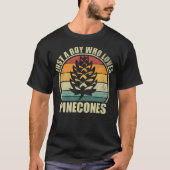 Just A Boy Who Loves Pinecones. Funny Pinecone Lov Tシャツ (正面)