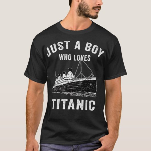Just A Boy Who Loves Titanic Titanic Classic Ship  Tシャツ (正面)