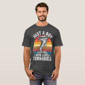Just A Boy Who Lovesornadoes oddler Boy retro Tシャツ (正面フル)